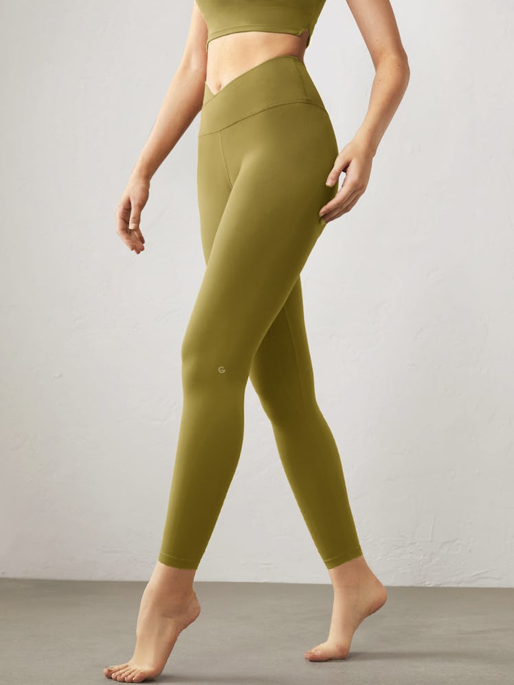 FeatherFit™ Crossover 24" Leggings in Olive Green
