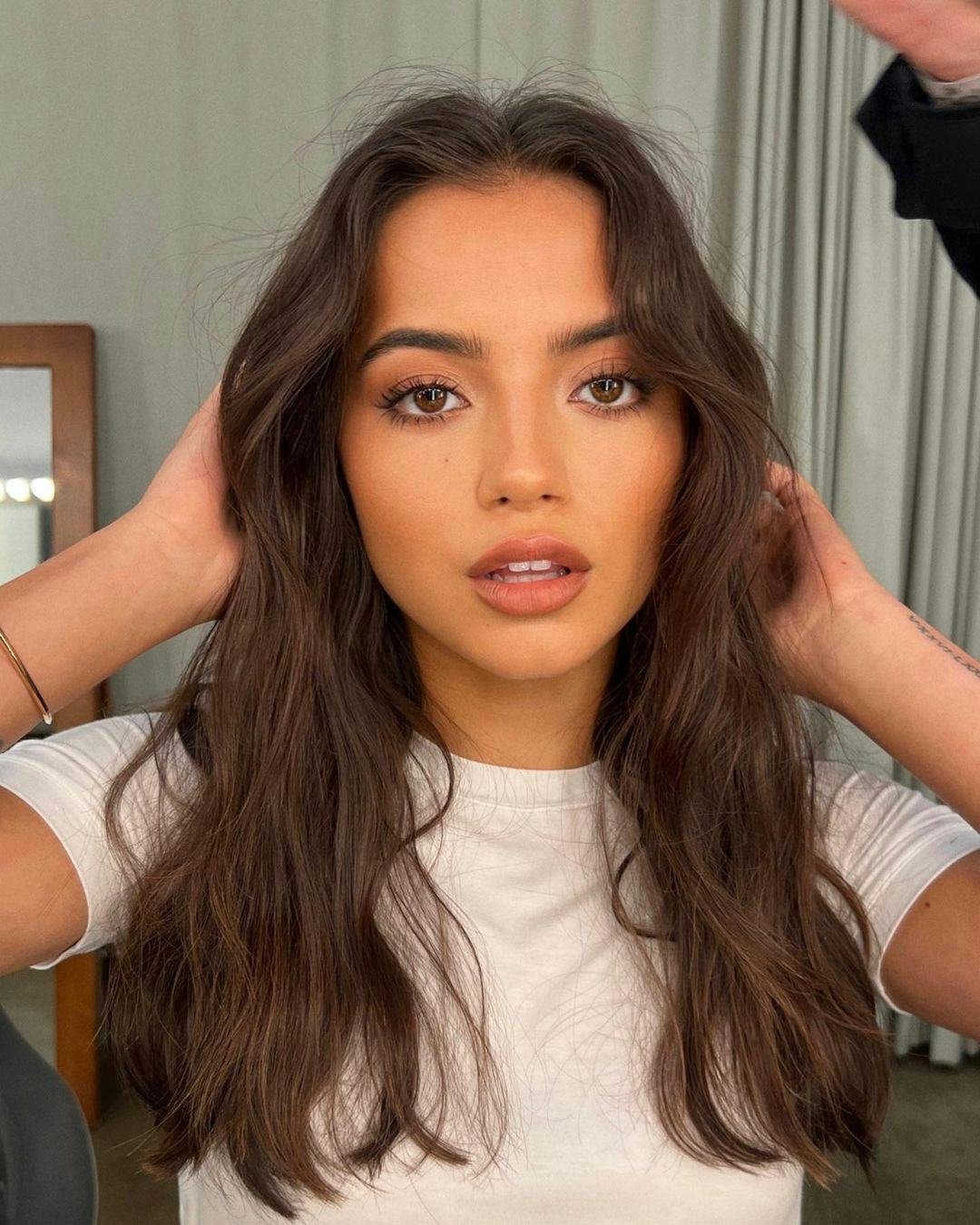 Isabela Merced&rsquo;s warm and bronzed makeup is a quick &amp; simple Thanksgiving makeup look for 2023, acco&hellip;