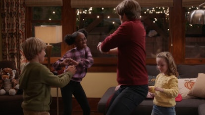 Link and the kids dancing on a 'Grey's Anatomy' Thanksgiving episode. Screenshot via Netflix