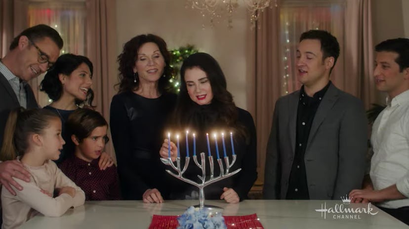 Mia Kirschner and Ben Savage sing with family in 'Love, Lights, Hanukkah!'