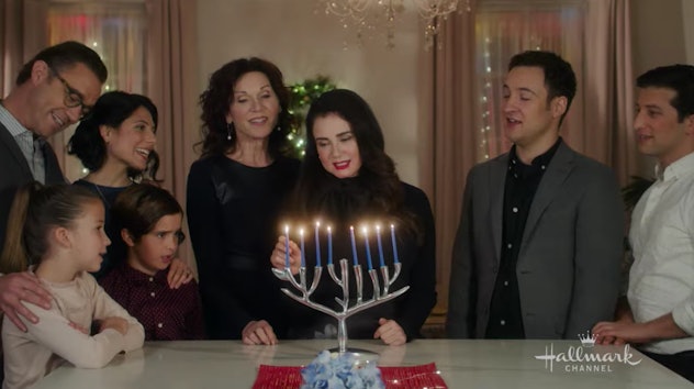 Mia Kirschner and Ben Savage sing with family in 'Love, Lights, Hanukkah!'