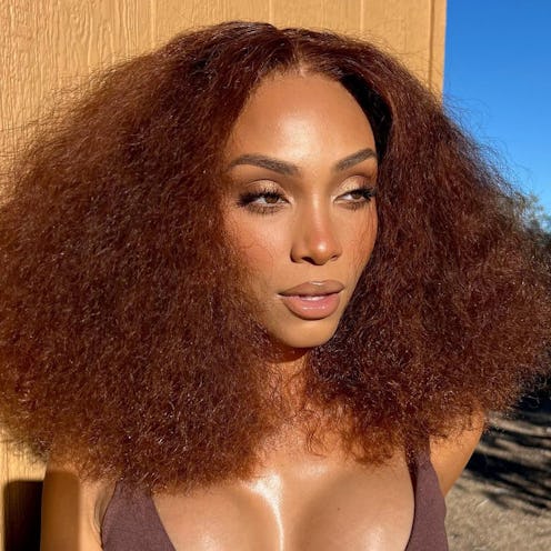 "Cinnamon spice girl makeup," which is an on-trend Thanksgiving makeup look for 2023.