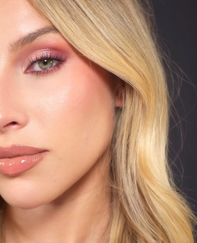 Rusty red eyeshadow is a quick & easy Thanksgiving makeup look for 2023.