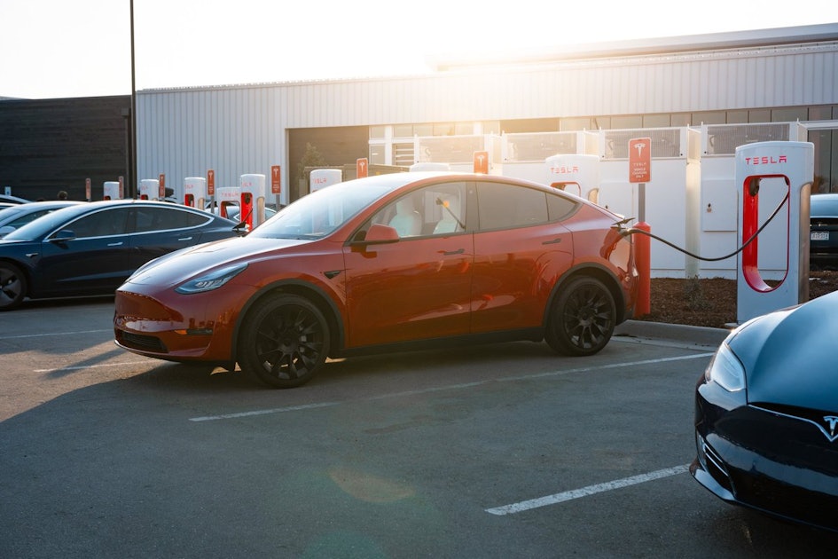 Tesla Drivers Wait 90 Minutes At This New York City Supercharger