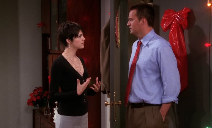 Selma Blair as Wendy and Matthew Perry as Chandler Bing in ‘Friends.'