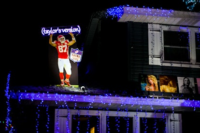 Merry Swiftmas!' Naperville family goes viral with Taylor Swift-themed  holiday lights