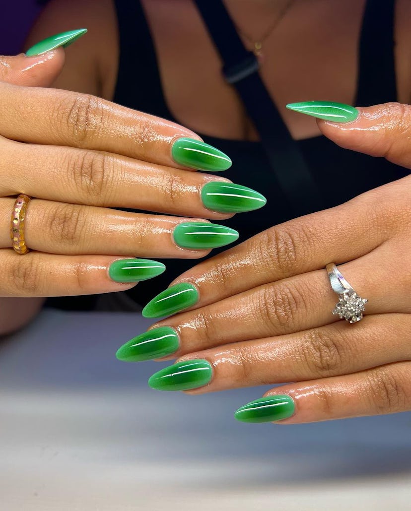 For a simple Christmas nail design for the 2023 holiday season, green aura nails are festive & easy.
