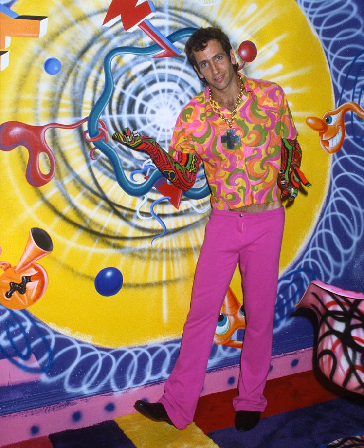 Kenny Scharf in front of his artwork