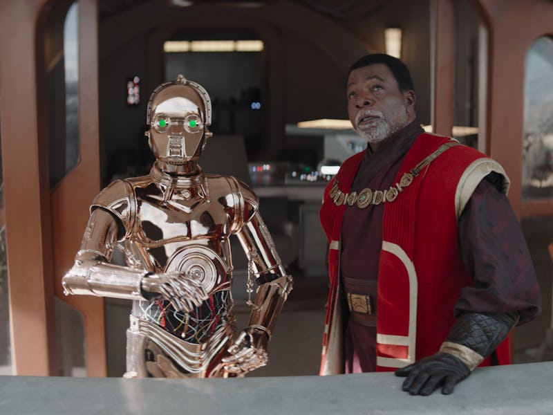 Nevarro copper droid (Chris Bartlett) and Greef Karga (Carl Weathers) in The Mandalorian