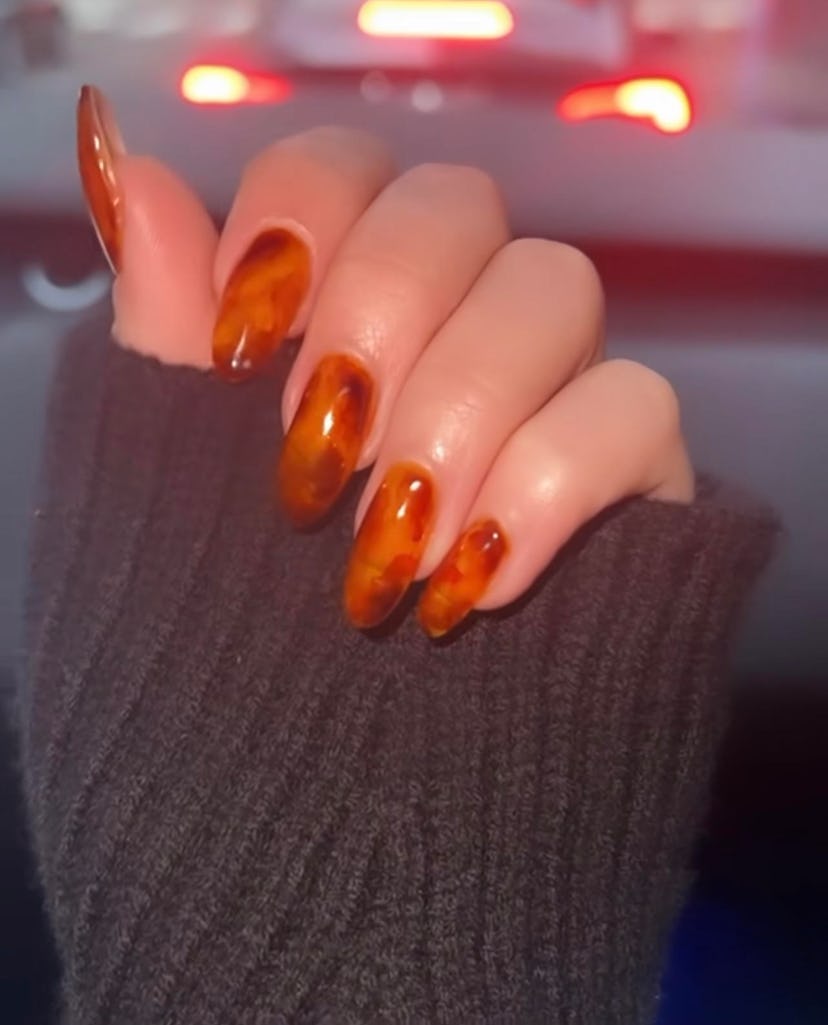 Sydney Sweeney shares her cozy caramel tortoiseshell manicure, as painted by Zola Ganzorigt.