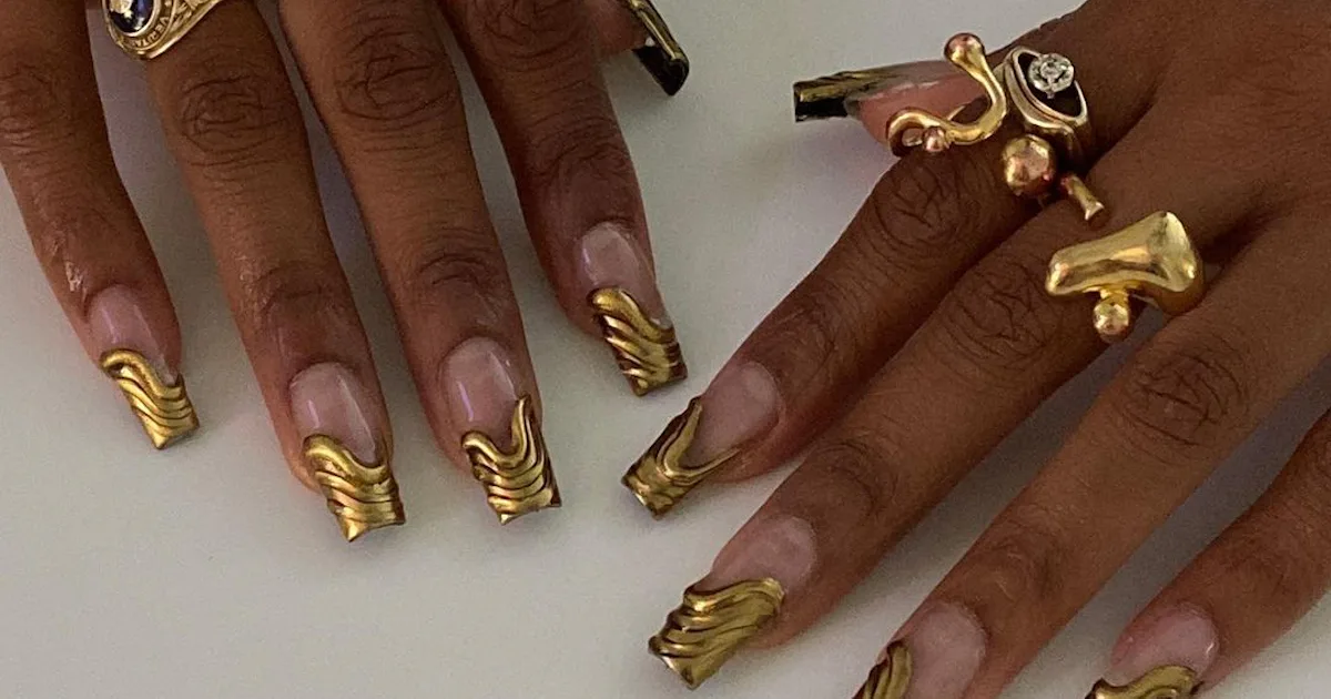 15 Trendy 3D Chrome Nail Designs For Winter 2024 & Beyond
