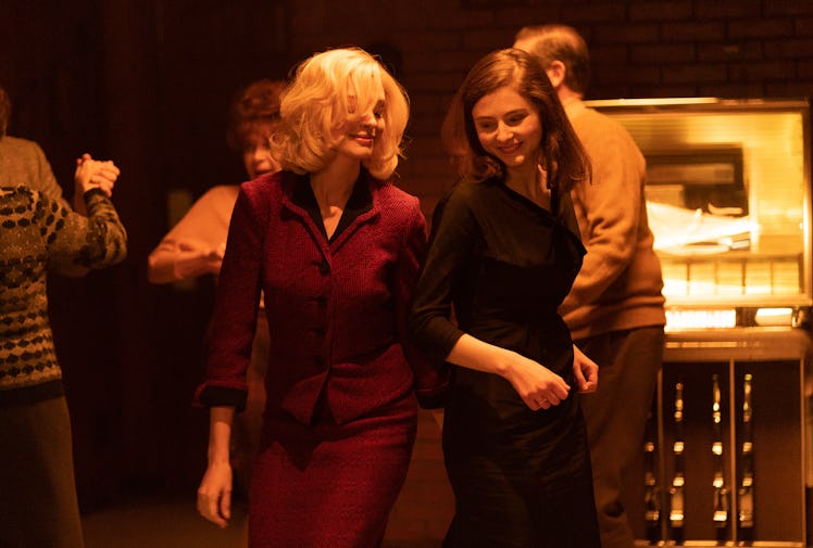 Anne Hathaway & Thomasin McKenzie Enjoy Eileen’s Unlikeable Characters