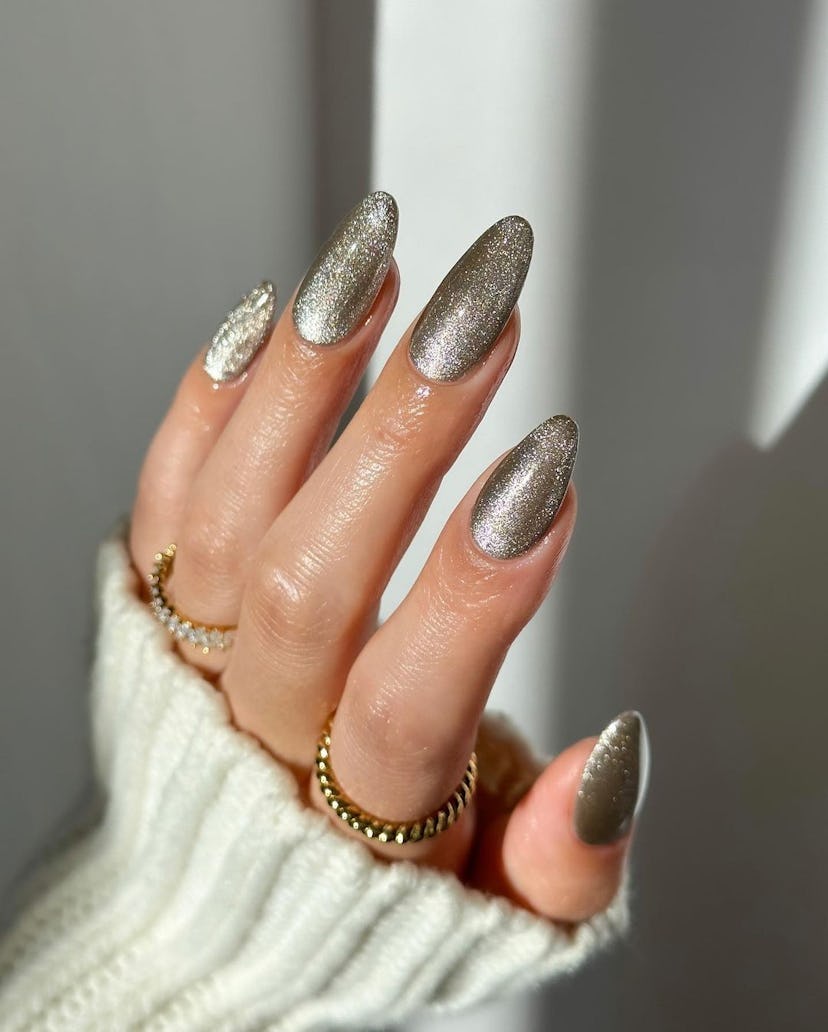 Silver nail polish is an on-trend holiday nail polish color for 2023.