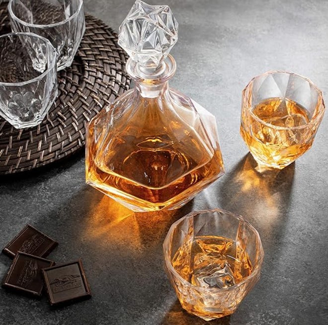 5-Piece European Style Whiskey Decanter and Glass Set - With Magnetic Gift Box - Exquisite Diamond D...