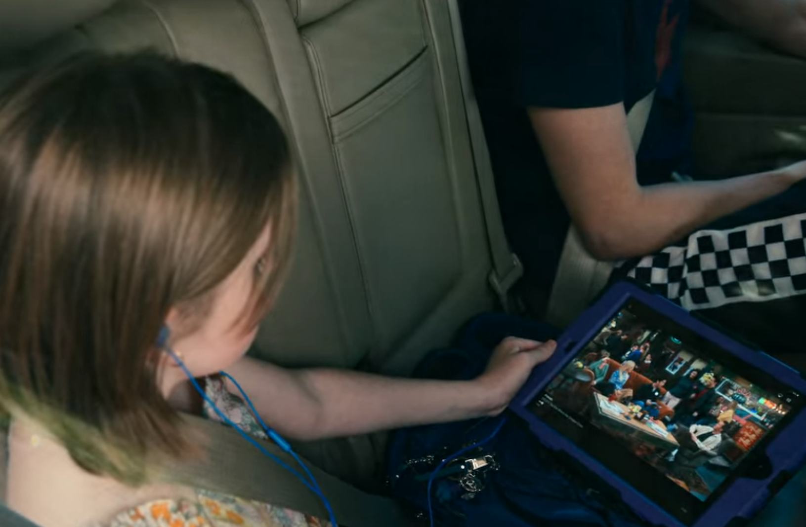 Rose watching &lsquo;Friends&rsquo; on &lsquo;Leave the World Behind.&rsquo; Screenshot via Netflix