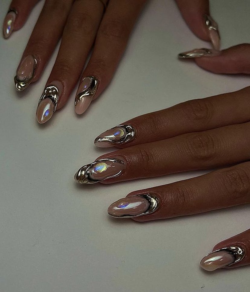 Oyster nails with gold details.
