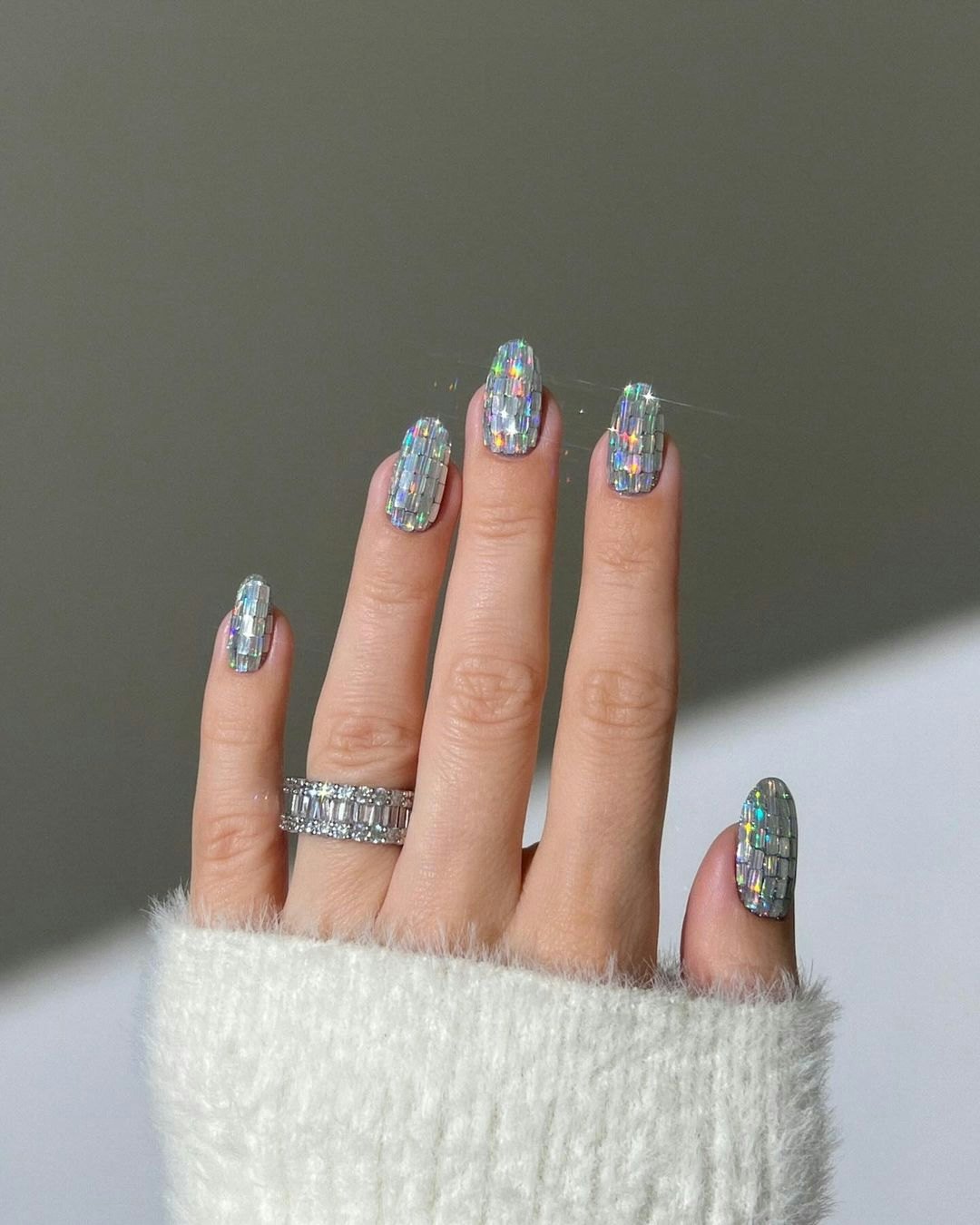 Nail glitter acrylic powder offers a dazzling array of possibilities for  nail art enthusiasts. With its vibrant colors and shimmering effects, this  cosmetic product has become a staple in the world of