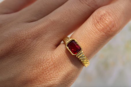 Taylor Swift wore a red and gold ring to the Kansas City Chiefs game. 
