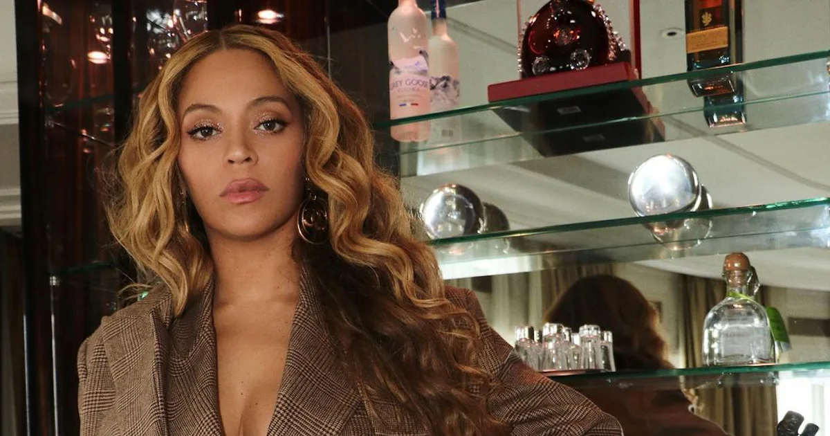 Beyoncé's Nude-Pink Nails Are Flipping The Winter Color Palette Script