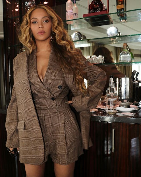 Beyonce tweed outfit and black nails