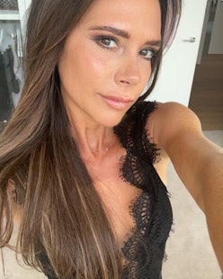 Victoria Beckham long straight hair with highlights