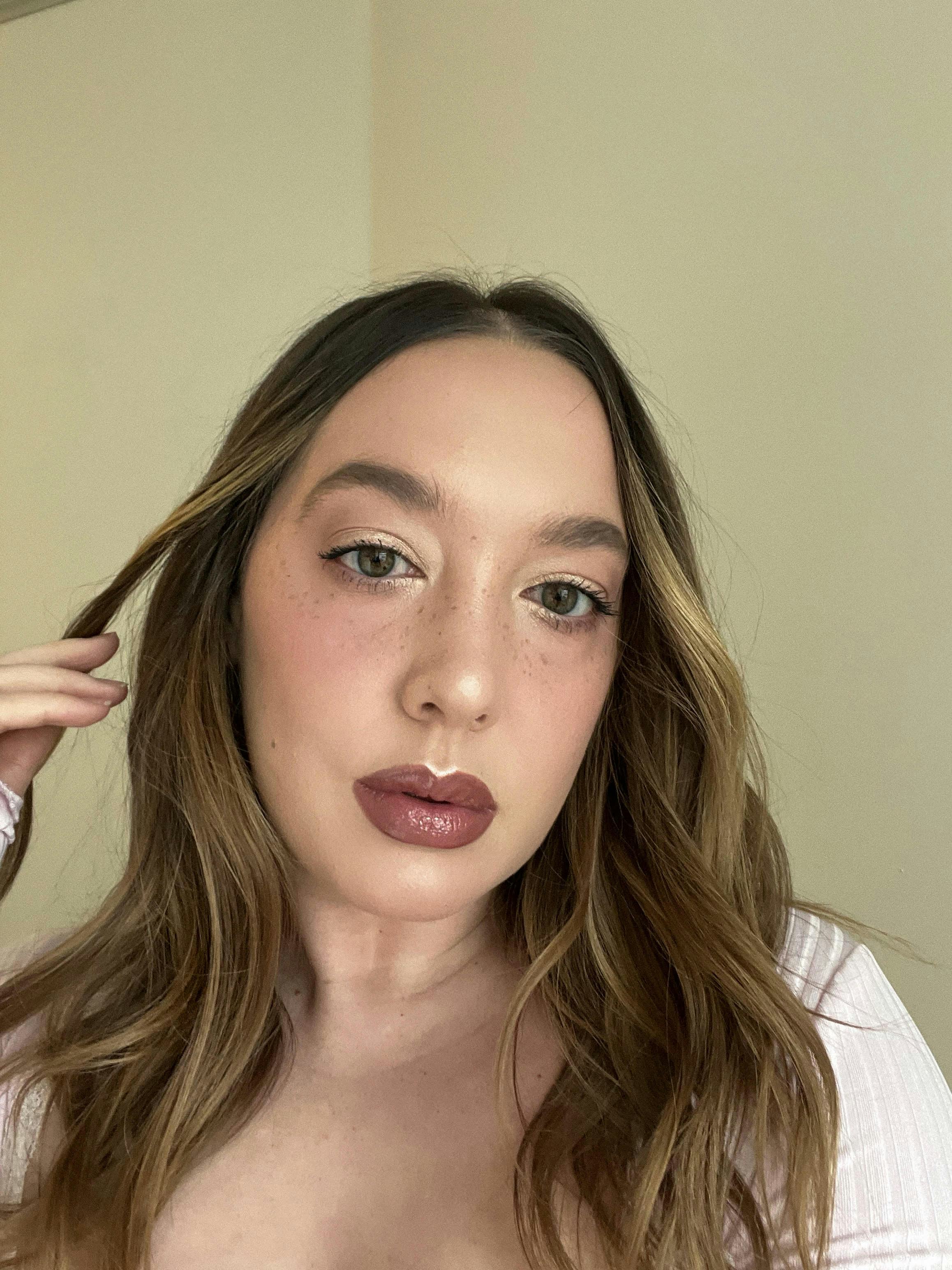 Bustle beauty writer Olivia Rose Rushing tests and reviews the Beaubble Berry Freckled pen, painting&hellip;