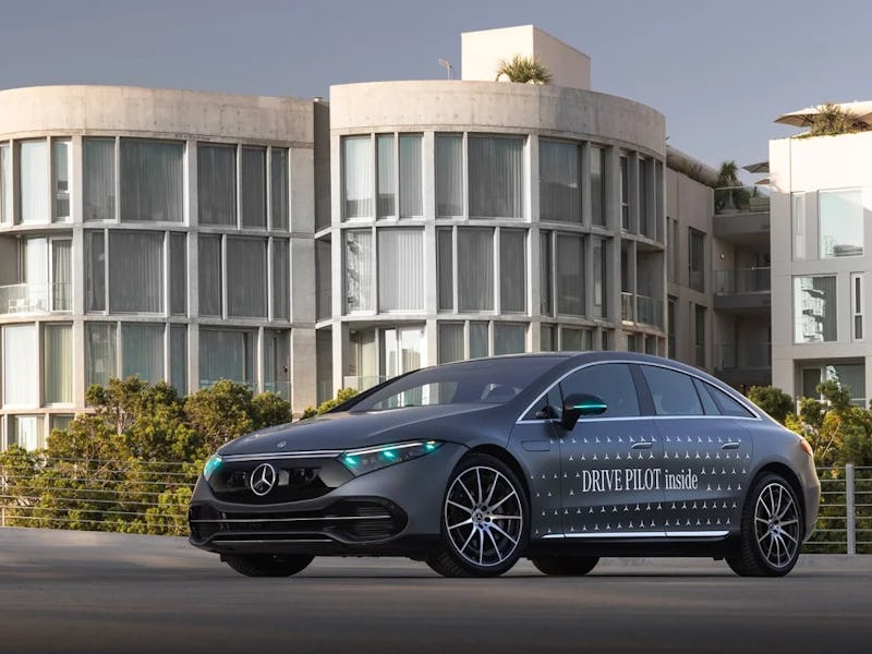Mercedes-Benz car with Drive Pilot and blue lights