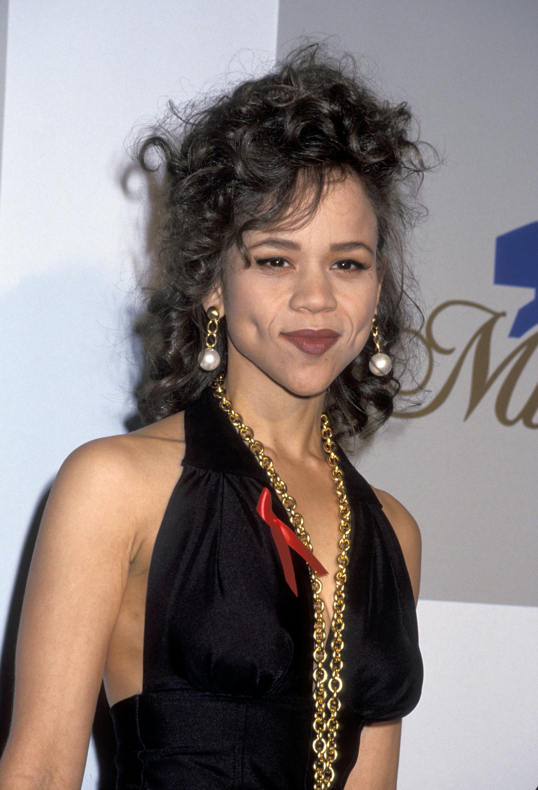 Rosie Perez 90s beauty look