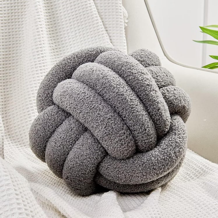 Uvvyui Bouclé Knot Pillow