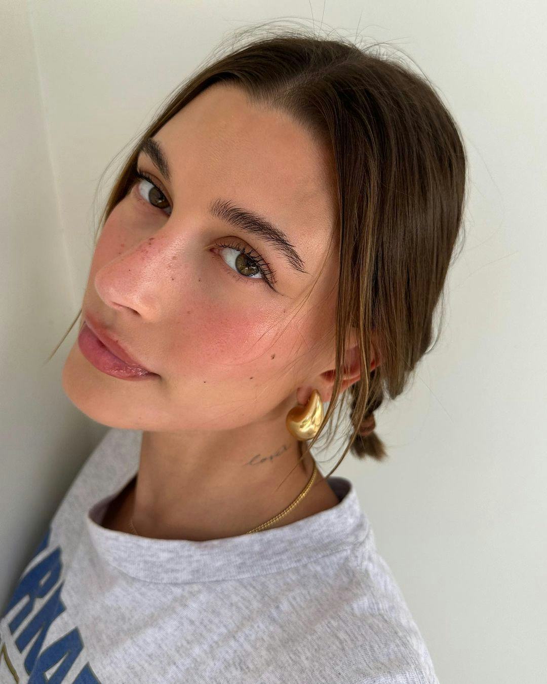 Hailey Bieber&rsquo;s &ldquo;strawberry girl makeup&rdquo; featured a standout lip combo in 2023.