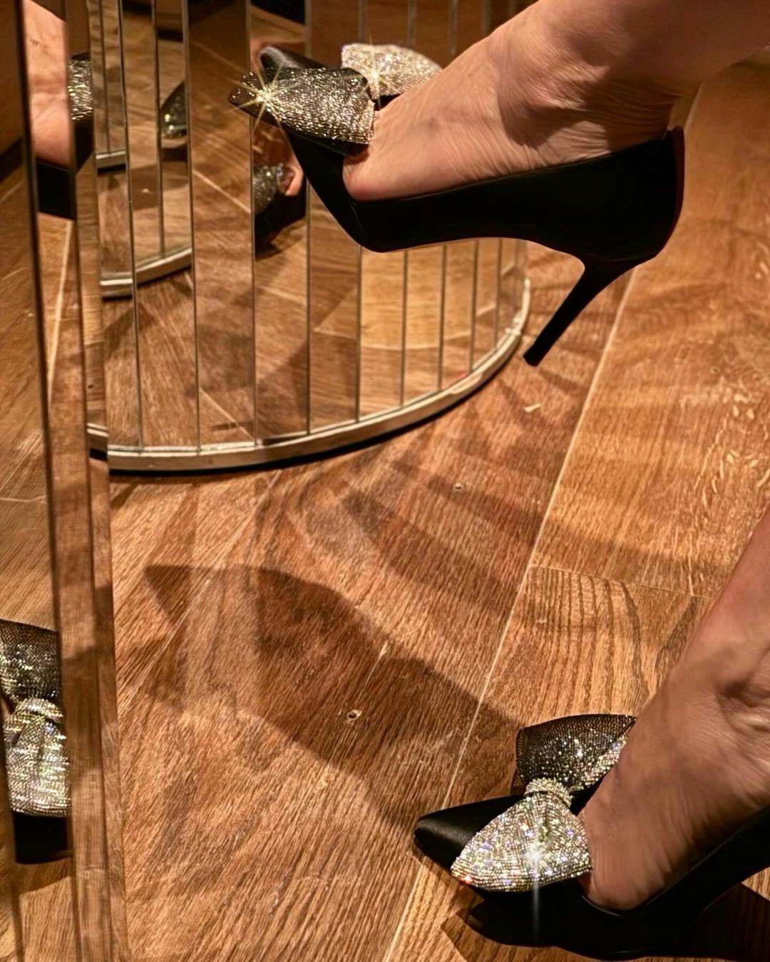 Sarah Jessica Parker wears crystal-encrusted pointed pumps.