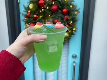 I tried the Grinch’s Heart Lemonade at Universal Studios Hollywood for the Grinchmas celebrations. 