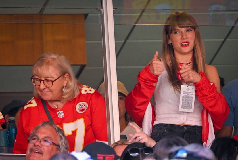 Taylor Swift attends a Travis Kelce game. 