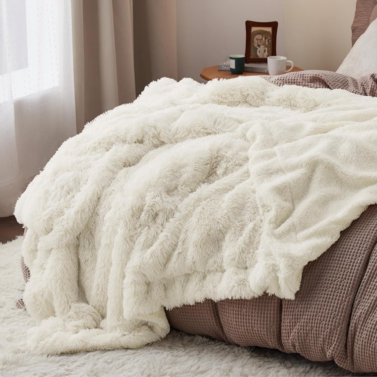 Bedsure Fluffy Faux Fur Throw Blanket