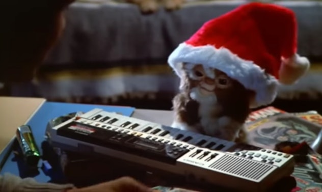 Gizmo wears a Santa hat and plays keyboard in 'Gremlins.'