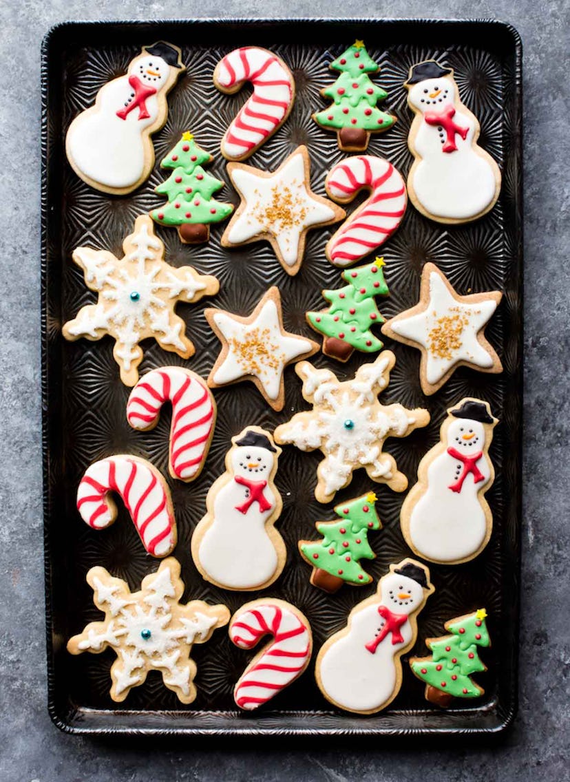 A royal icing recipe that's perfect for Christmas cookie decorating.