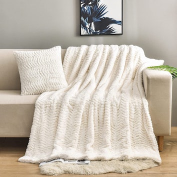 YUSOKI Luxury Double Sided Faux Fur Throw Blanket