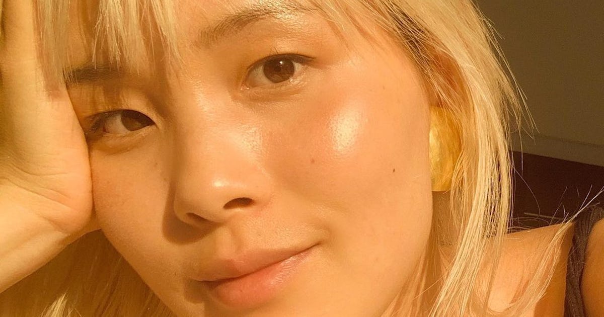 The “Retinol Sandwich” Method Is Your Ticket To A Drama-Free Glow The “Retinol Sandwich” Method Is Your Ticket To A Drama-Free Glow