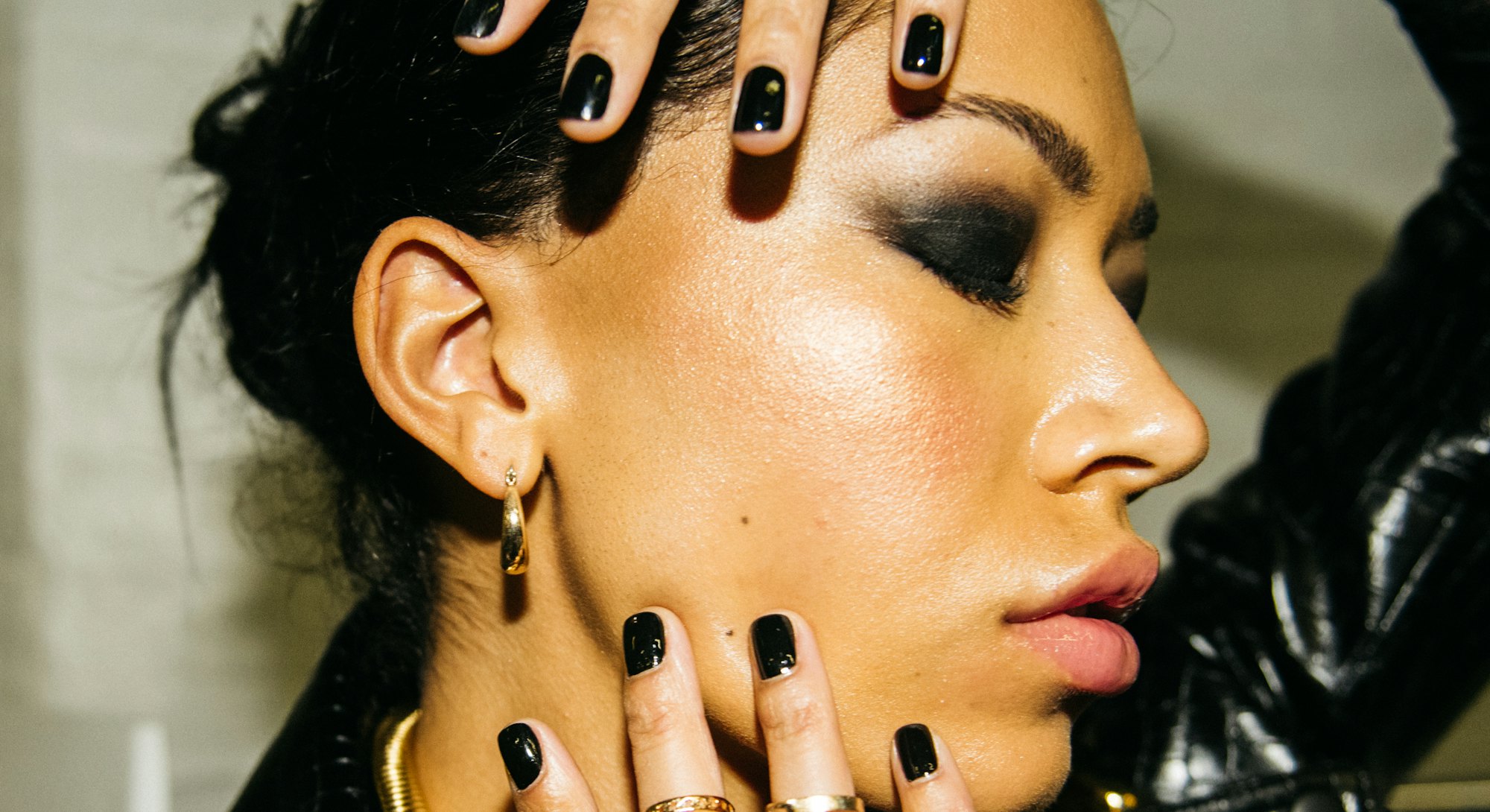 A model with JINsoon black nail polish at Alice & Olivia's NYFW Fall/Winter 2023 show.