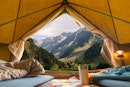 在帐篷里，可以看到美丽的山景