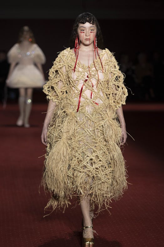 Simone Rocha's Fall/Winter 2023 Collection Featured Straw-Stuffed Ball ...