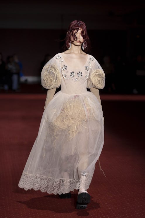 Simone Rocha's Fall/Winter 2023 Collection Featured Straw-Stuffed Ball ...