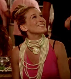 Carrie bradshaw 2025 pearl necklace