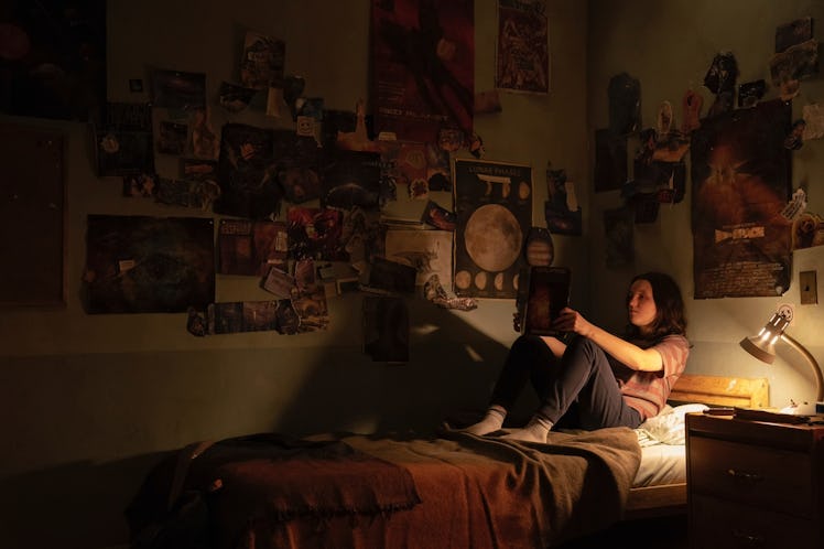 Ellie in her bedroom at the FEDRA school in Episode 7 of The Last of Us.