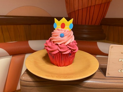 The Princess Peach cupcake is one of the best Super Nintendo World food items on the menu.
