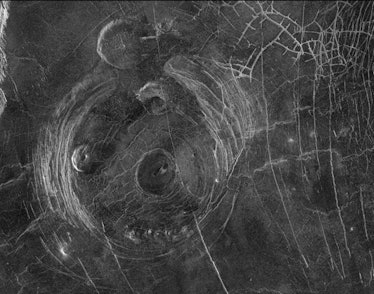 Okrągłe formacje na powierzchni Wenus