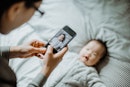 父母用智能手机给宝宝拍照