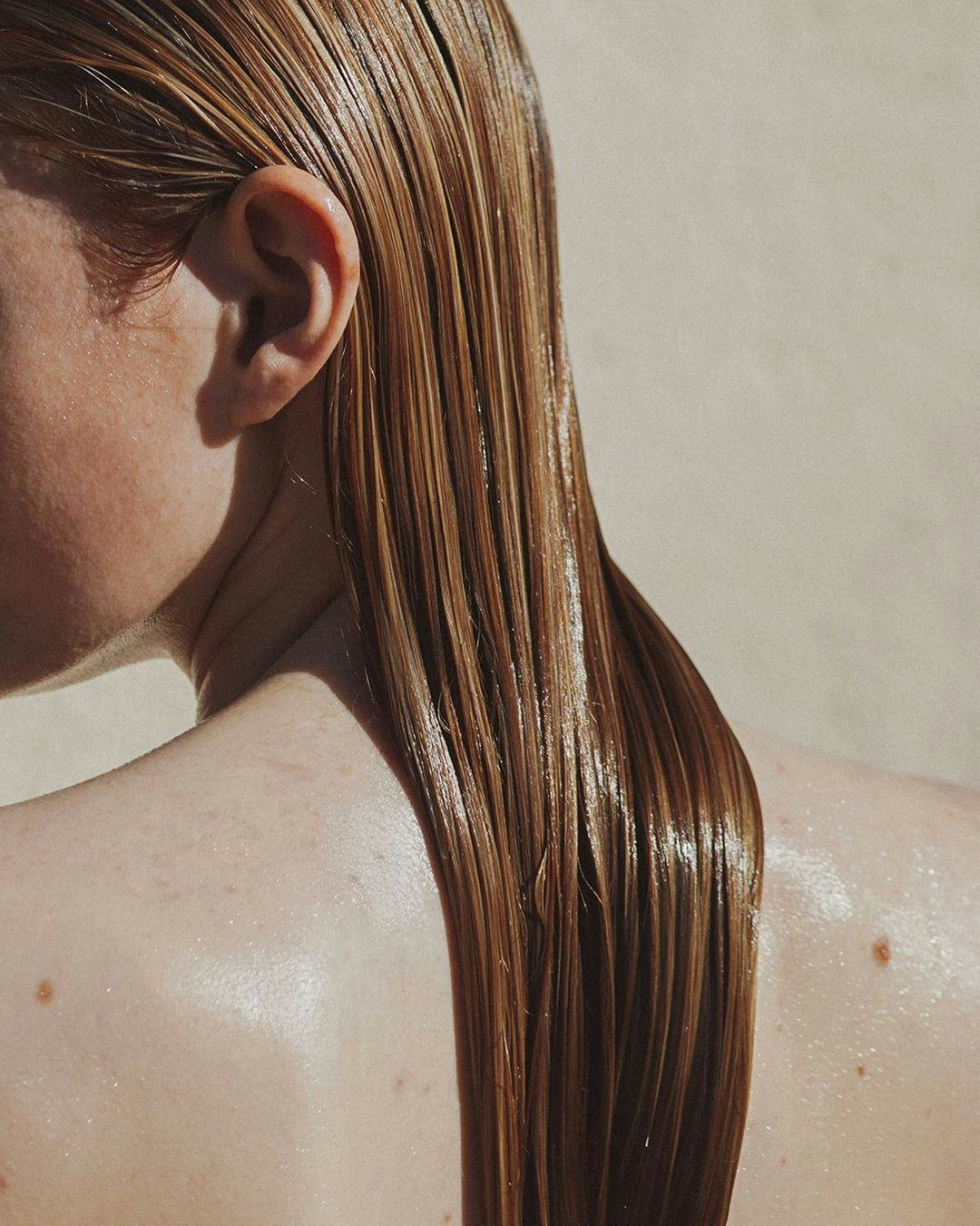 Dae hair model with wet blonde hair