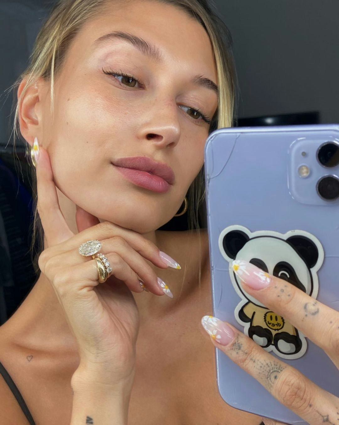 Hailey Bieber daisy flower nail art selfie