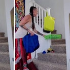 To leave it on the stairs or to carry it up? Parents are debating this mom-supported transportation ...